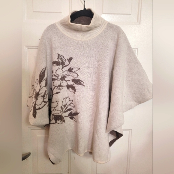 Note Di Anita Sweaters - NWT Note Di Anita Merino Wool Cashmere Blend Floral Neutral Poncho One Size